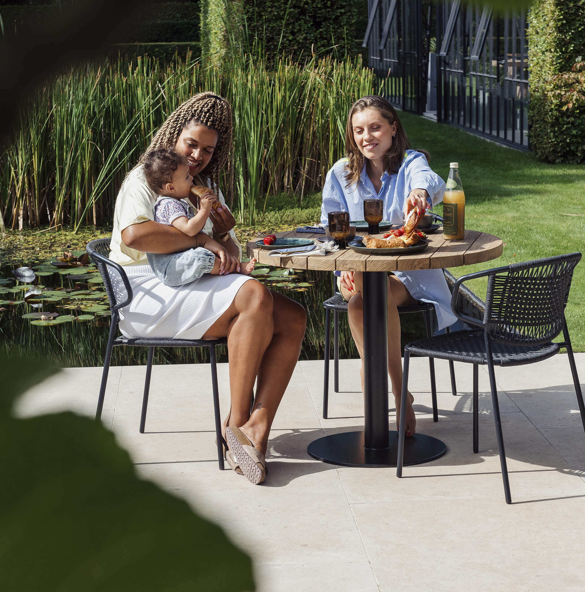 Table ronde en teck Rosie pour le jardin