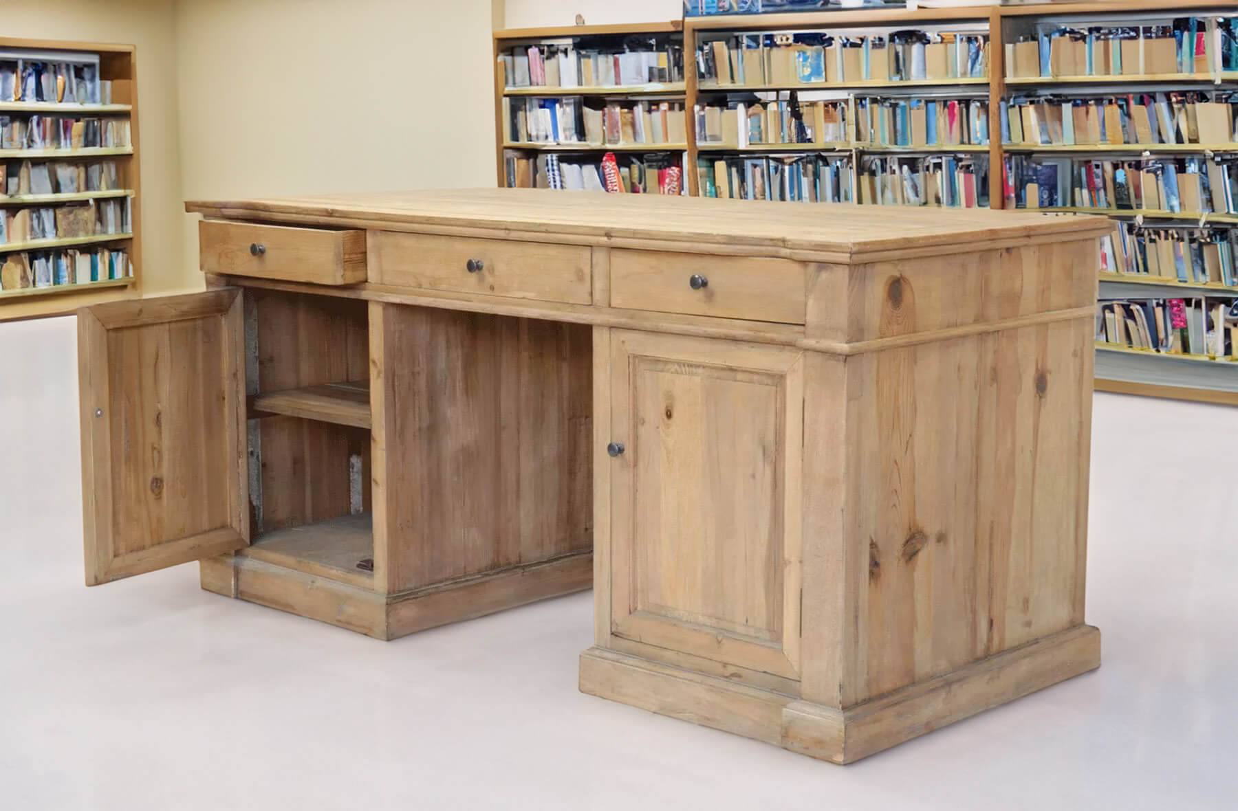 Bureau en bois avec placards Boone